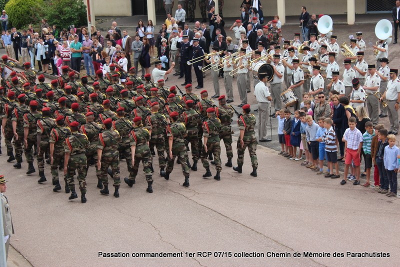 Défilé de troupes au complet du 1er RCP - colonel Vidal en tête après sa prise de commandement 098-im10