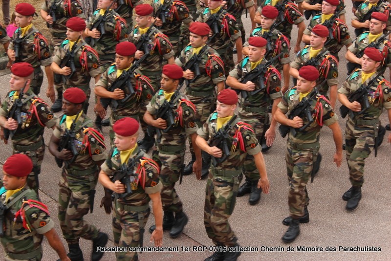 Défilé de troupes au complet du 1er RCP - colonel Vidal en tête après sa prise de commandement 100-im10