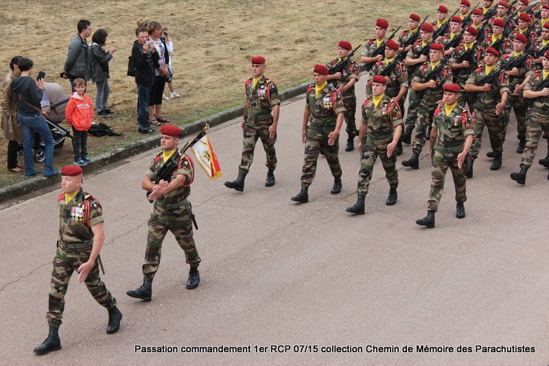 Défilé de troupes au complet du 1er RCP - colonel Vidal en tête après sa prise de commandement 102-im10