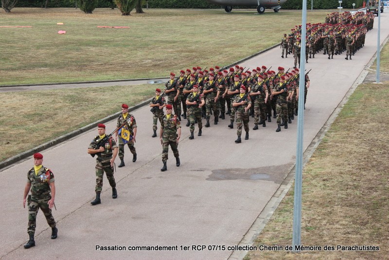 Défilé de troupes au complet du 1er RCP - colonel Vidal en tête après sa prise de commandement 104-im10