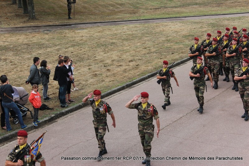Défilé de troupes au complet du 1er RCP - colonel Vidal en tête après sa prise de commandement 105-im10