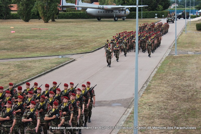 Défilé de troupes au complet du 1er RCP - colonel Vidal en tête après sa prise de commandement 106-im10