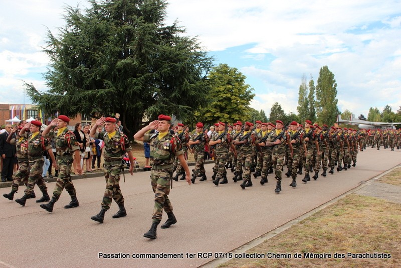 Défilé de troupes au complet du 1er RCP - colonel Vidal en tête après sa prise de commandement 108-im10