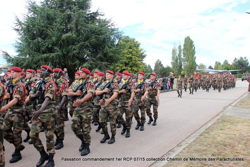 Défilé de troupes au complet du 1er RCP - colonel Vidal en tête après sa prise de commandement 109-im10
