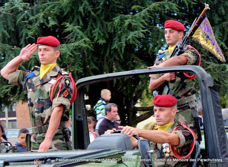 Défilé de troupes au complet du 1er RCP - colonel Vidal en tête après sa prise de commandement 123-im10