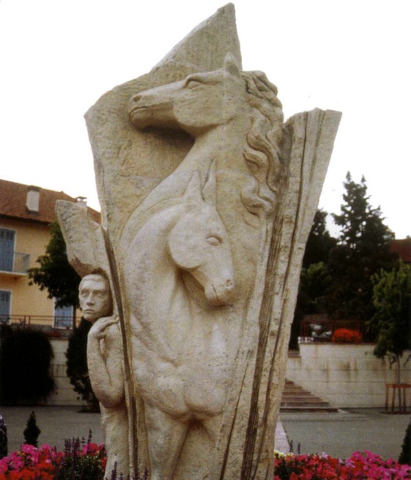 Monument dédié au mulet Statue10