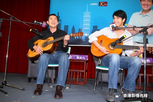 Lee-Hom Wang and Former Kuomintang Chairman Sing along Leehom10