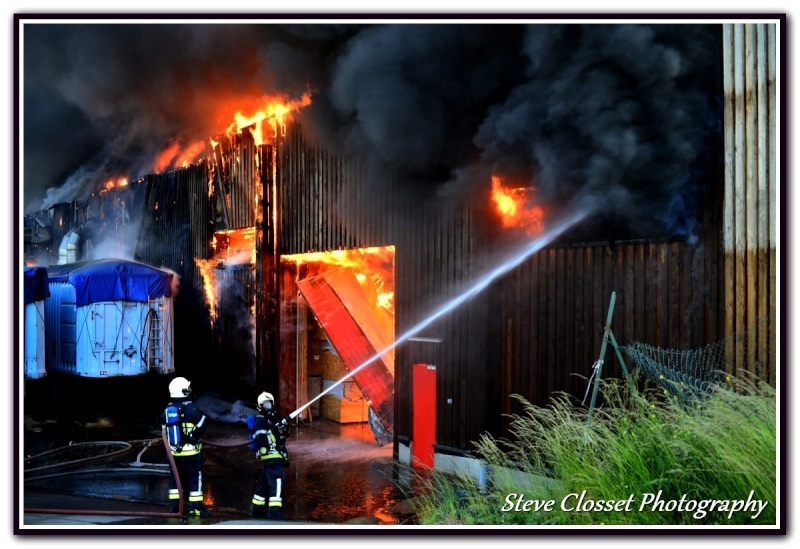 Gros incendie au zoning d’Achêne (10/06/2015 + photos) _ste5710