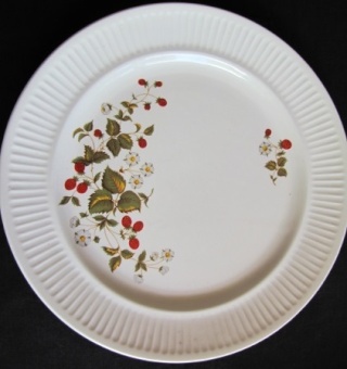 no name apollo dinnerplate with berry motif is called SHAMROCK Shamro11