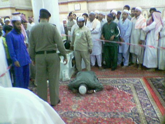 مات وهو ساجد في الحرم ... ( صورة ) .. لا اله الا الله 8335_010