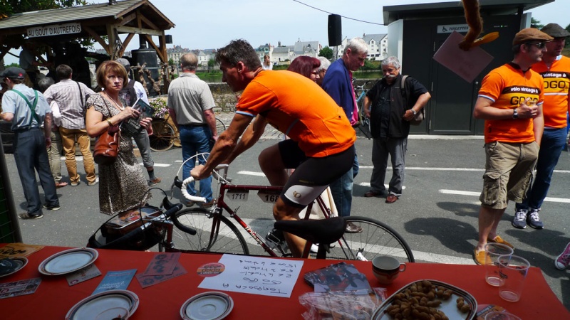 LE STAND VELO VINTAGE A GOGO A L'ANJOU VELO VINTAGE 2015 les gogo en force ! - Page 15 P1050917