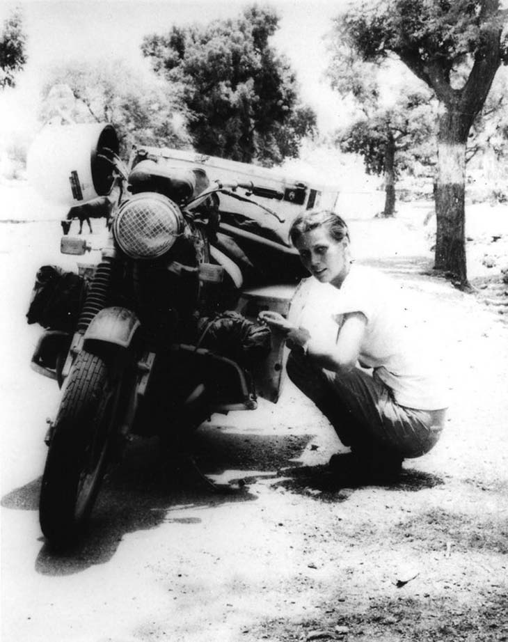 La première femme à faire le tour du monde en moto (1980) sur une BMW 600 série 6. O2410