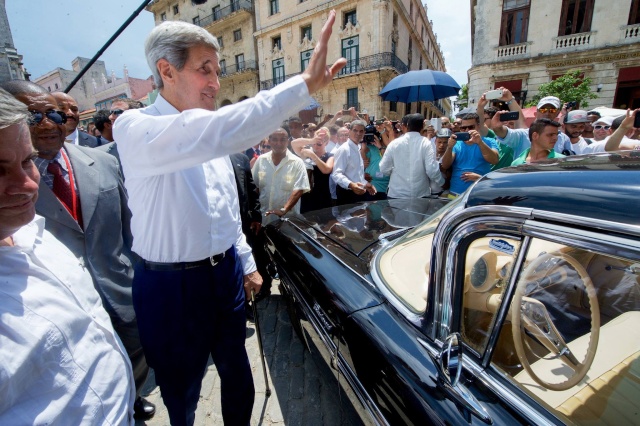 Secretary of State Kerry arrives in Cuba  *** En vivo por FOX Canal 7 11794210