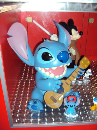 les objets stitch de disney land paris Dsc00232