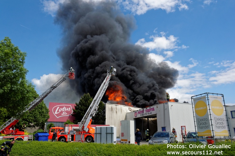 11h40-03/06/2015 Incendie faubourg Bxl - Meise ( Photos-Fotos et/en vidéos ) Tsr_wa16