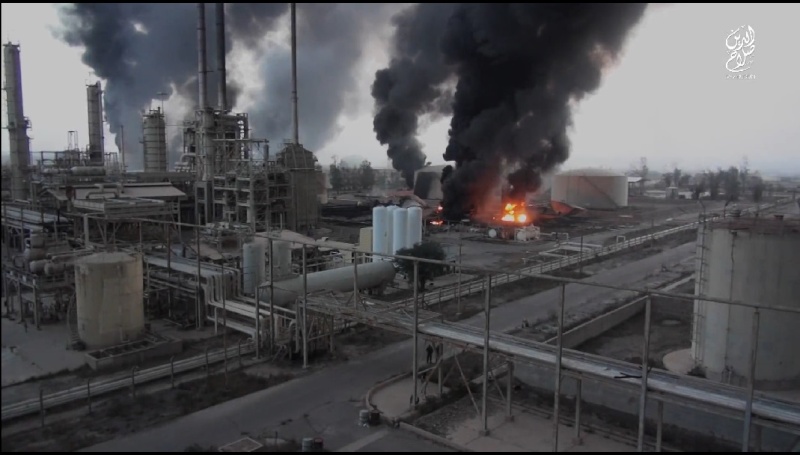 صور من داخل بيجي الدولة الإسلامية استيلاء على مصفات النفط 14361911