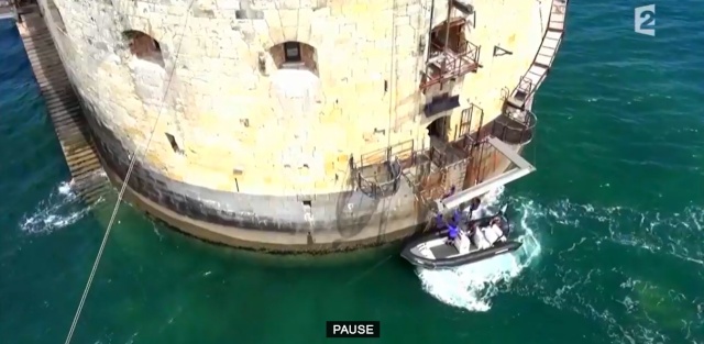 RÉACTIONS > Fort Boyard 2015-09 - Équipe Rayane Bensetti (21/08/2015) - Page 3 Image210