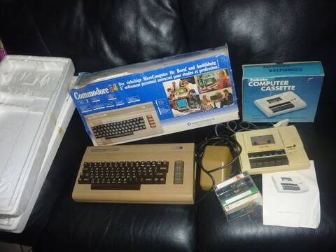 Estimation] Commodore 64 en boite + lecteur en boite + cassettes