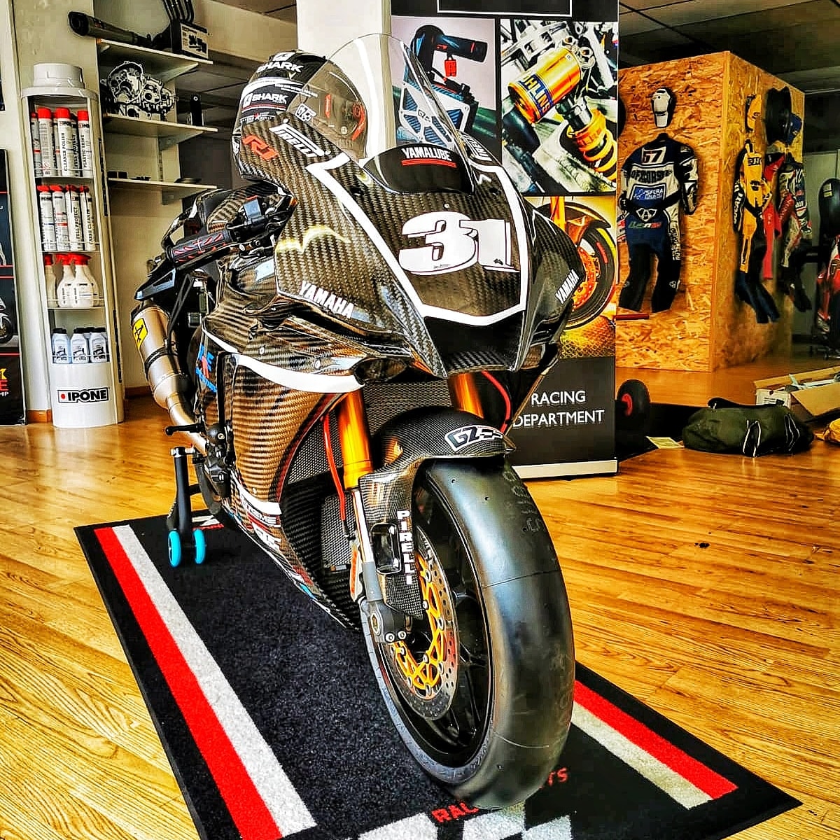 Yamaha R1 et R1M Crossplane 2015 ( sujet numero3 ) - Page 12 11801510