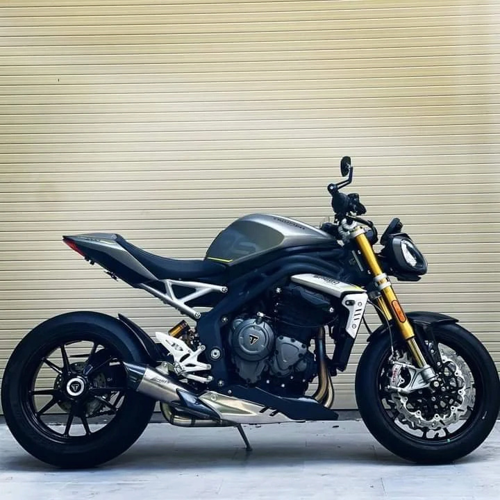 SPEED TRIPLE 1200 RS et RR  - Page 2 7f2fe910