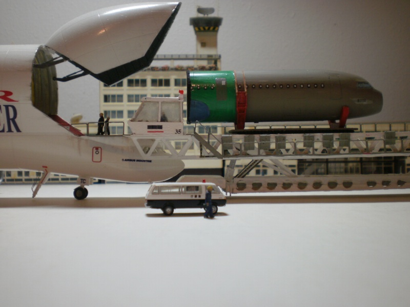 Revell 747-8F Cathay Pacific diorama chargement - 1/144 Photos15
