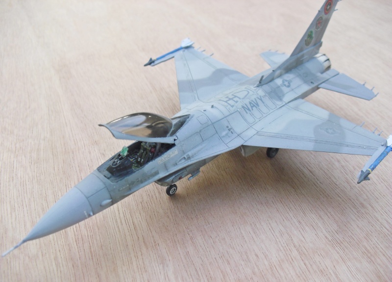 [Hasegawa] General Dynamic F-16N Fighting Falcon de la Fighter Weapon school "Top Gun"  Cimg1511