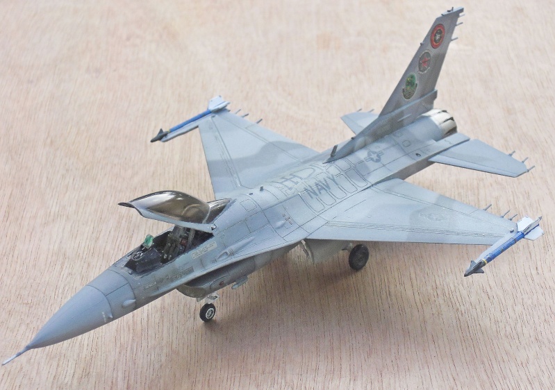 [Hasegawa] General Dynamic F-16N Fighting Falcon de la Fighter Weapon school "Top Gun"  Cimg1610