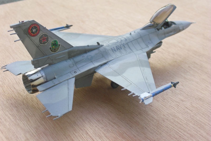 [Hasegawa] General Dynamic F-16N Fighting Falcon de la Fighter Weapon school "Top Gun"  Cimg1612