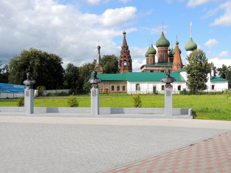 Парк 1000-летия Ярославля, Аллея Памяти военных финансистов и Ансамбль Николо-Мокринского церковного прихода Dscn6531