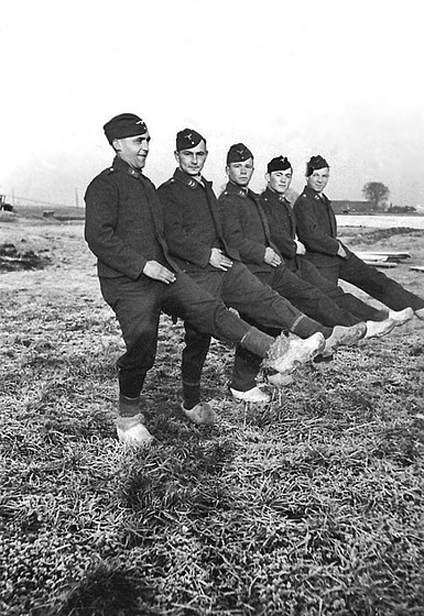 Les soldats de la Luftwaffe à l'instruction - Page 2 H310