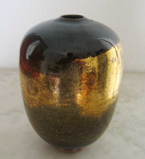 vase noir émail à l'or signature ..fred Ferry Chapea74