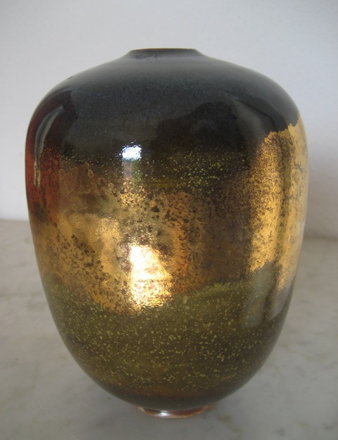 vase noir émail à l'or signature ..fred Ferry Chapea75