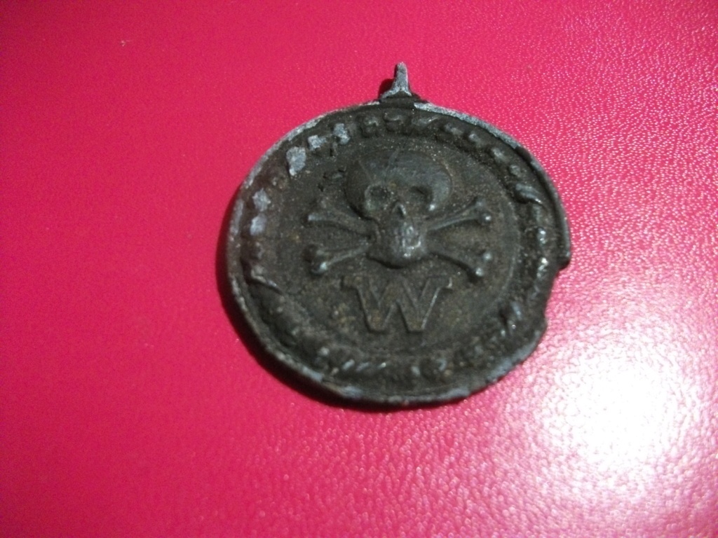 Médaille Tête de mort avec W 00432