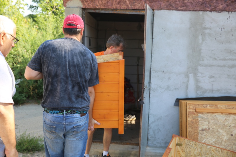 Installation des niches dans les deux nouveaux enclos, le samedi 8 août 2015 Hx9a4014