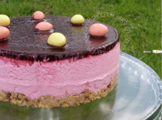 Gâteau de Pâques Mousse aux framboises sur base biscuitée Gatoro10