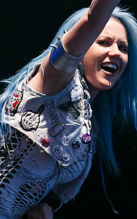 Alissa White-Gluz 200*320 Untitl42