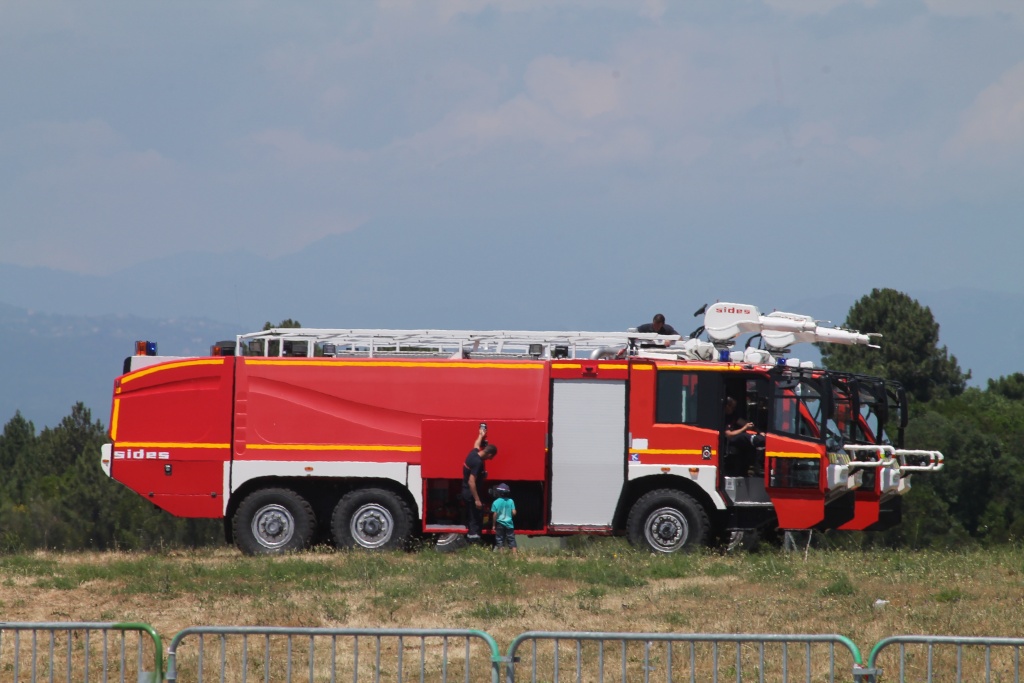 Véhicules d'aérodrome - Page 3 Camion11