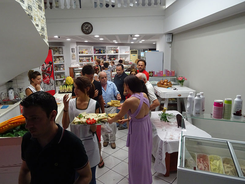 «Γλυκά» εγκαίνια για το νέο κατάστημα «Σεράνο – Ψώνης» στην κεντρική πλατεία της Χώρας 510