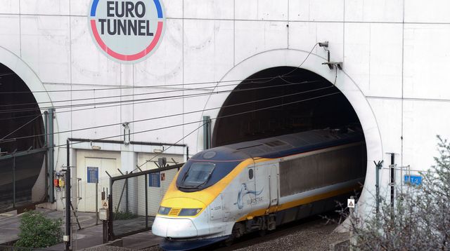 L'Eurotunnel bloqué par des migrants . Eurost10