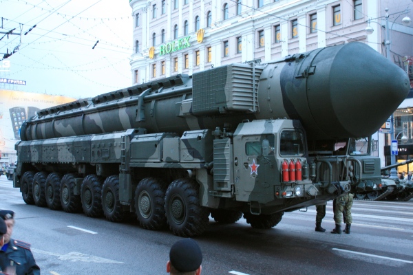 Poutine : plus de 40 nouveaux missiles balistiques intercontinentaux . Topol-10