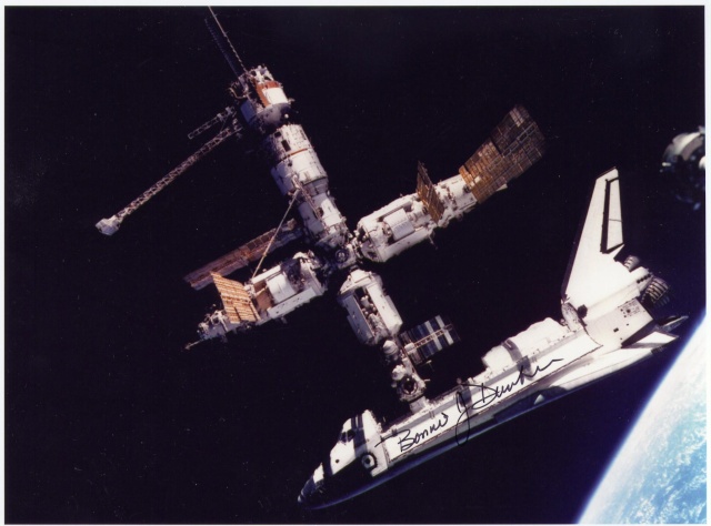 STS-71 / 20ème anniversaire du premier arrimage d'une navette avec la station MIR Sts-7112