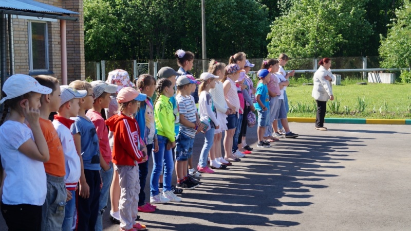 На базе МОУ "Райсеменовскоя СОШ" открылся летний оздоровительный лагерь с дневным пребыванием детей "ПЧЕЛКИ". Fe81a010