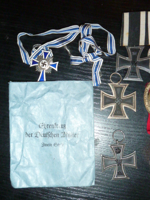 Lot de médailles dont Panzerkampfabzeichen! P1300421