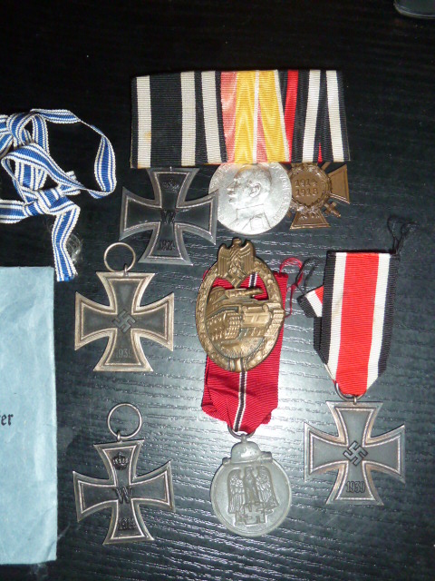 Lot de médailles dont Panzerkampfabzeichen! P1300422