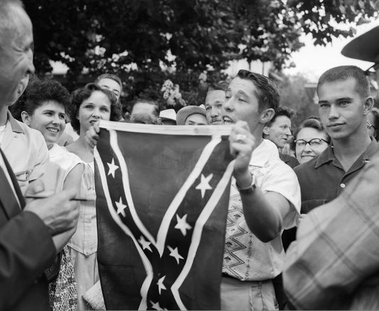 En Caroline du Sud, le drapeau confédéré ne flottera plus... Stainl10