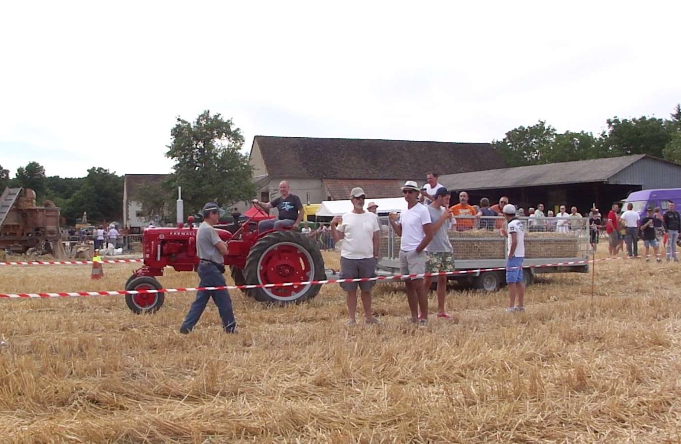 45- St Maurice sur Aveyron : MOISSONS et BATTAGES   2015_051