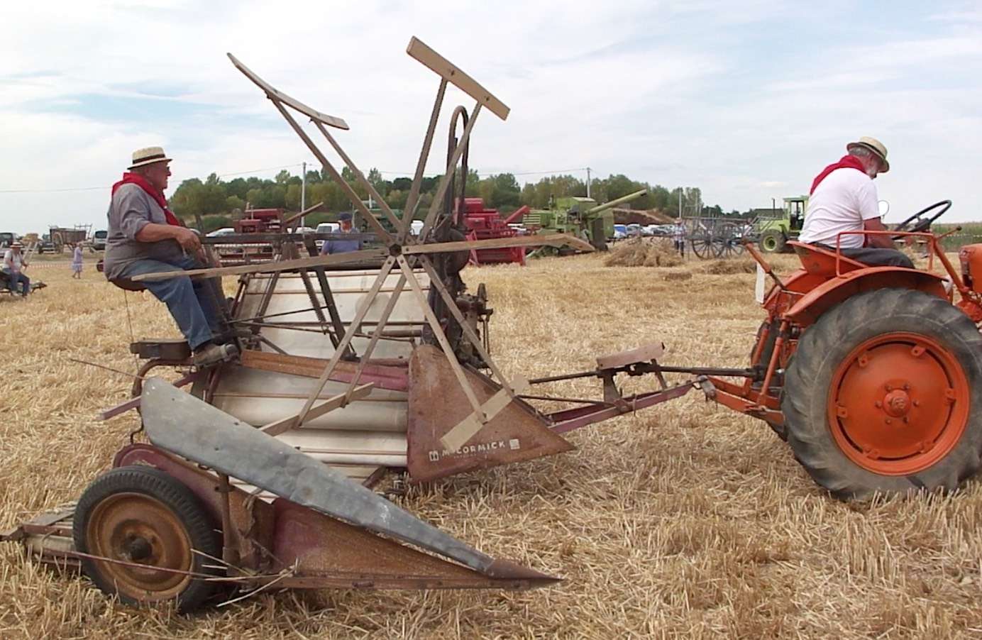 45- St Maurice sur Aveyron : MOISSONS et BATTAGES   2015_054