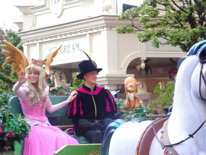 Vos photos avec les Personnages Disney - Page 27 Parade15