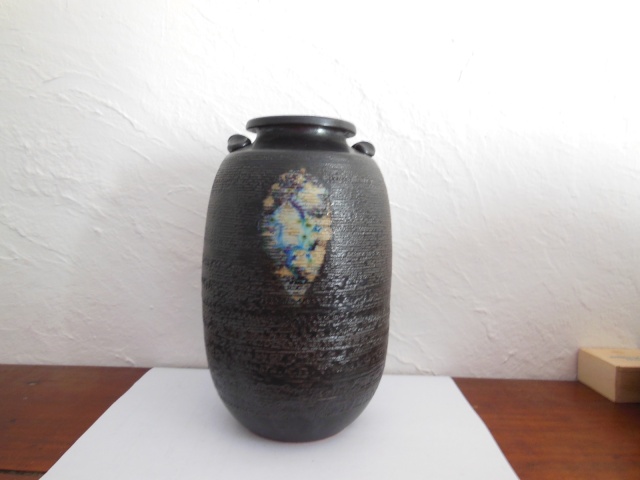 Vase noir avec amande colorée Meisan shigaraki Dscn0510