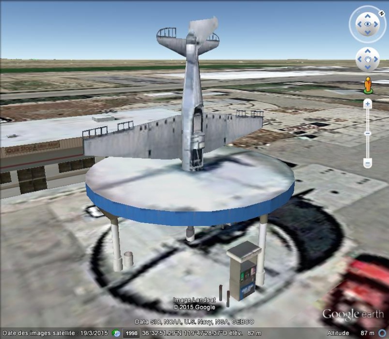 Avion sur la station service d'Elm View, Californie - USA N22